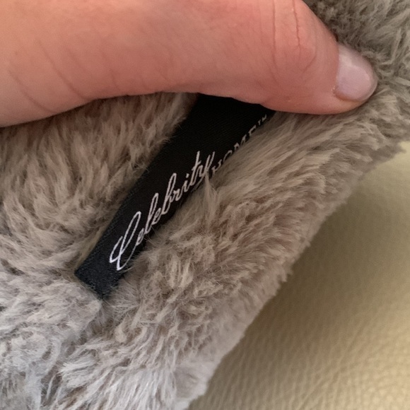 Celebrity home accent home pillow faux fur size 20x 20 - Picture 3 of 4